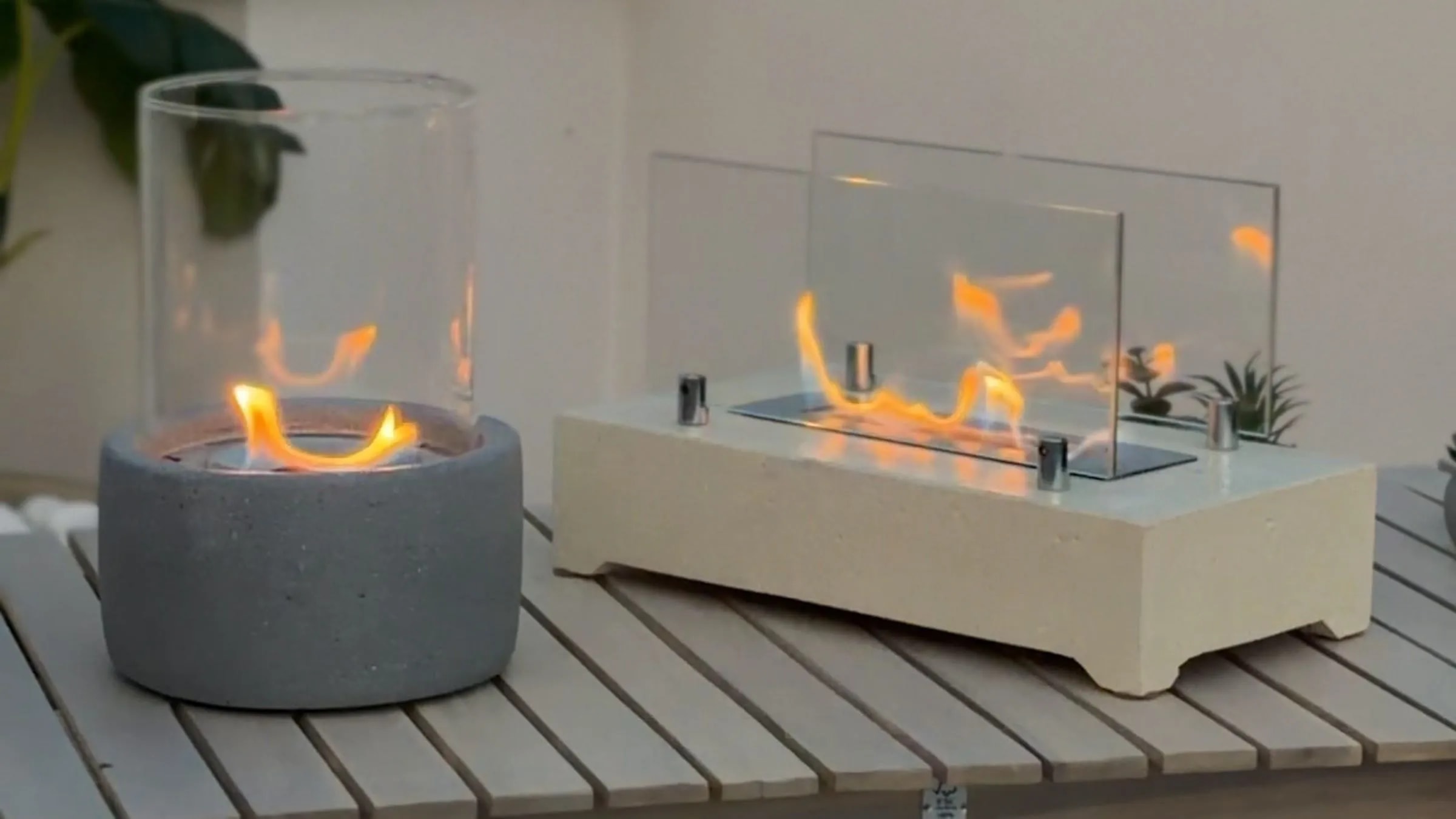 Balkon masasında yanan Starfire Art Design masaüstü bioetanol şömine
