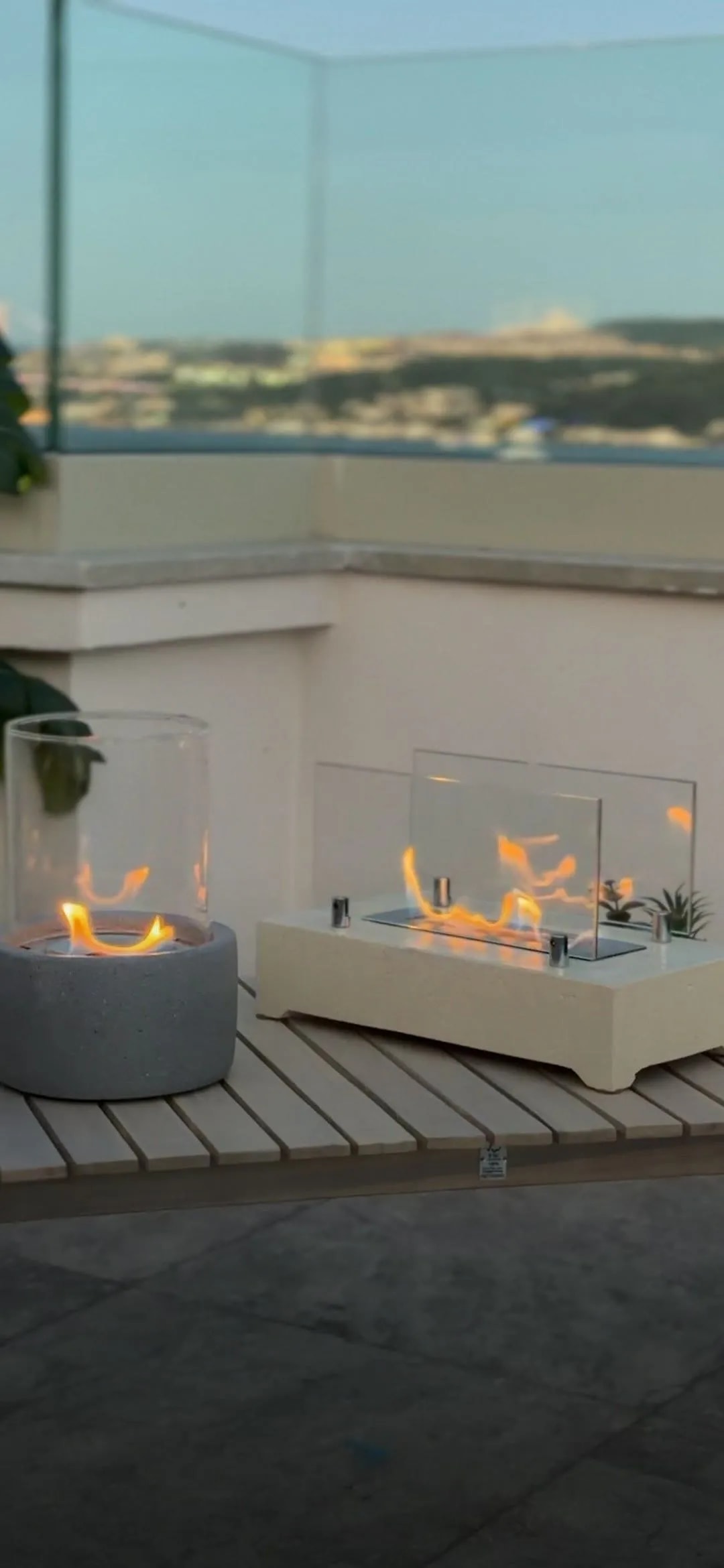 Balkon masasında yanan Starfire Art Design masaüstü bioetanol şömine
