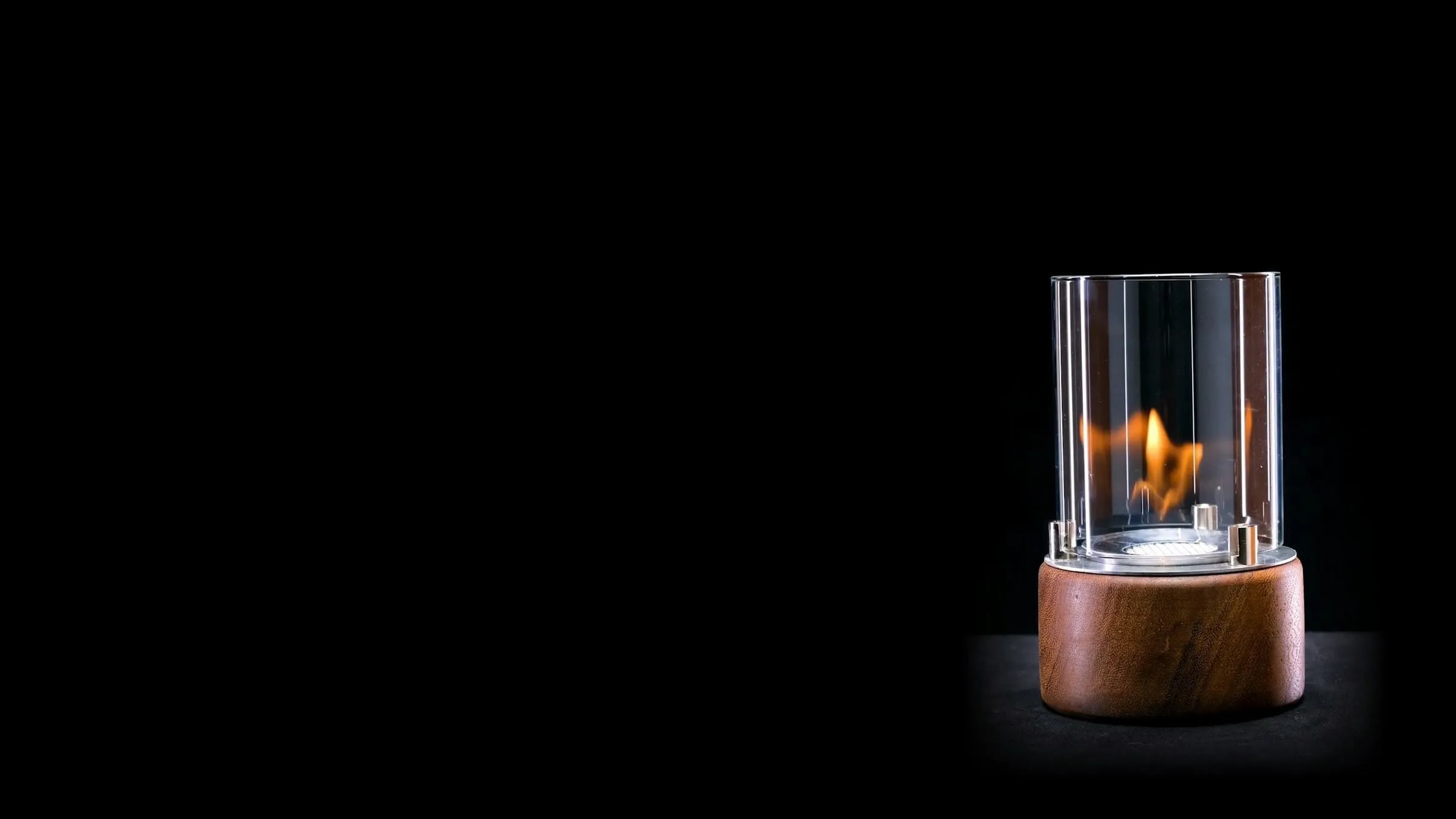 Starfire Tophane ahşap gövdeli masaüstü bioetanol şömine yanarken