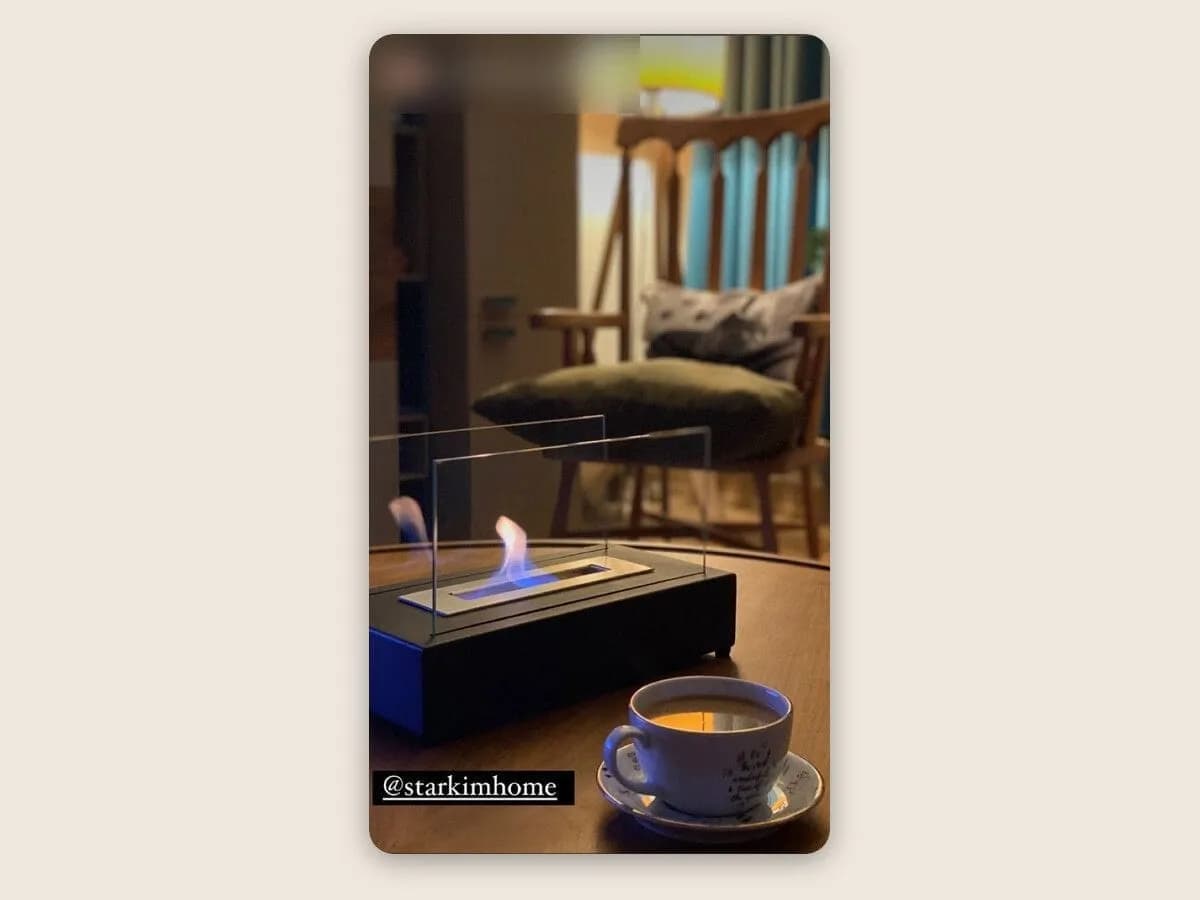 Müşterimizin okuma köşesinde yanan Starfire masaüstü şömine ve bir fincan çay ile Instagram hikaye paylaşımının ekran görüntüsü